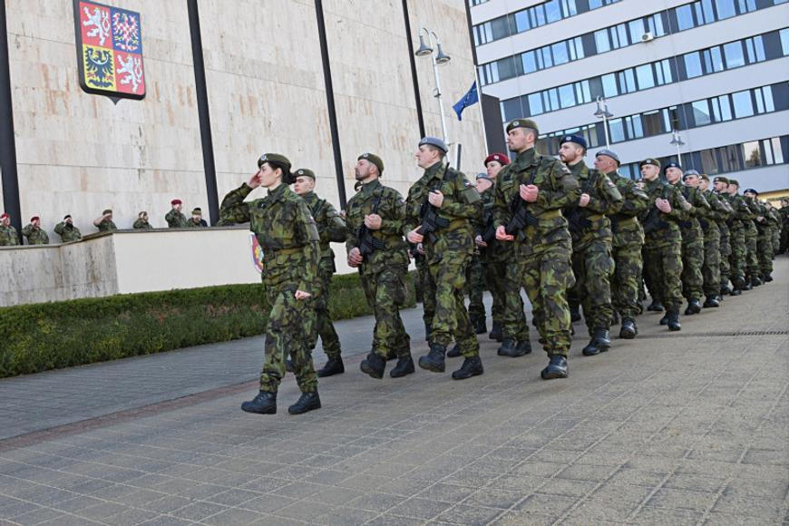 Brance není kde ubytovat. Zůna vojnu odmítl, armáda větší zapojení lidí plánuje