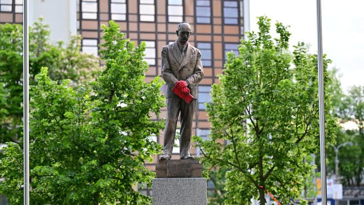 „Na rukou Beneše ulpěla krev 23 tisíc československých občanů, kteří byli násilně odvlečeni do sovětských gulagů...“ pronesl jeden z aktivistů.