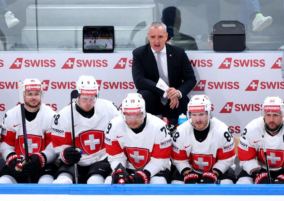 Trenér Jan Cadieux na střídačce Švýcarů během MS 2026