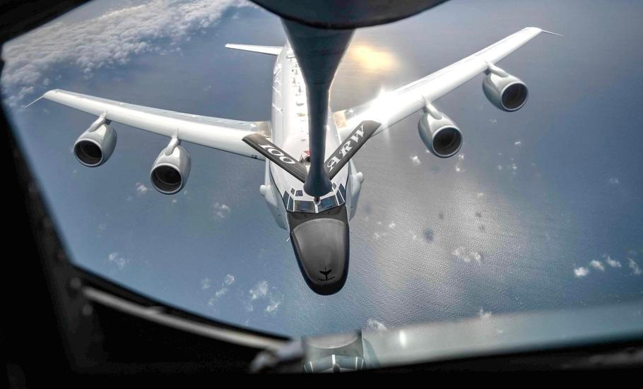 Letadlo RAF RC-135 Rivet Joint  provádějící misi NATO nad Černým mořem.