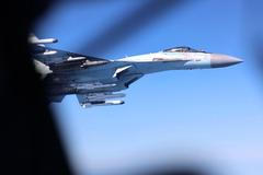 Ruské vojenské stíhačky Su-27 a Su-35  zachytily letadlo RAF RC-135 Rivet Joint  provádějící misi NATO nad Černým mořem.
