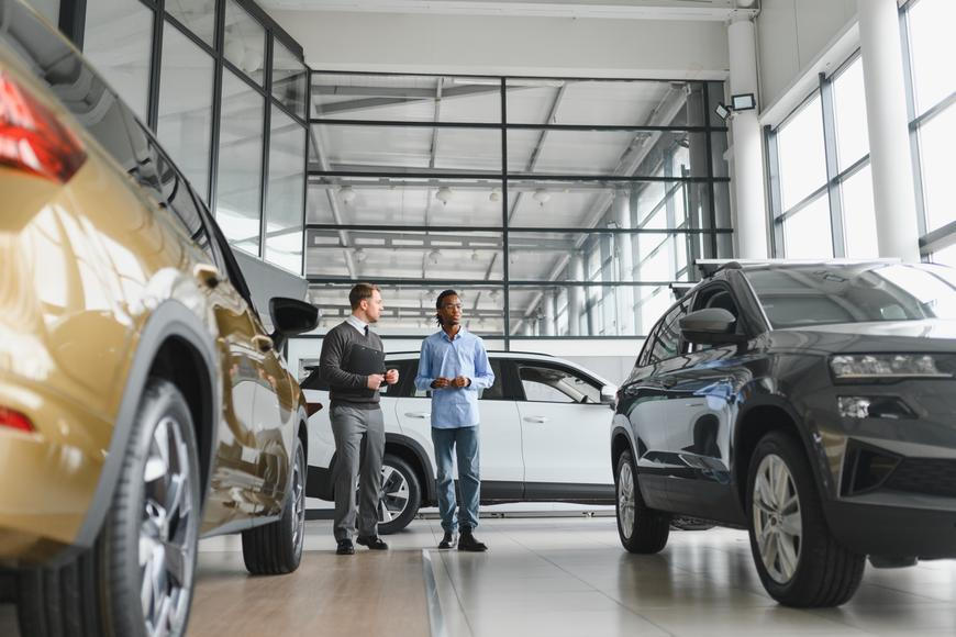 Kdo slevil nejvíc? Cenová válka automobilek v Česku pokračuje, někdo „dává“ až půl milionu