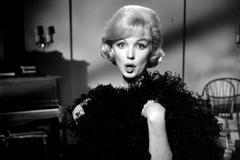 V muzikálu Pojď, budeme se milovat (1960) si Marilyn Monroe zahrála a zazpívala spolu s Yvesem Montandem.