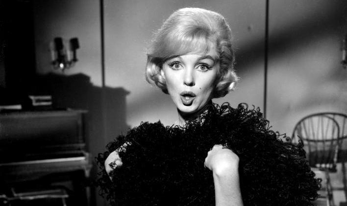 V muzikálu Pojď, budeme se milovat (1960) si Marilyn Monroe zahrála a zazpívala spolu s Yvesem Montandem.