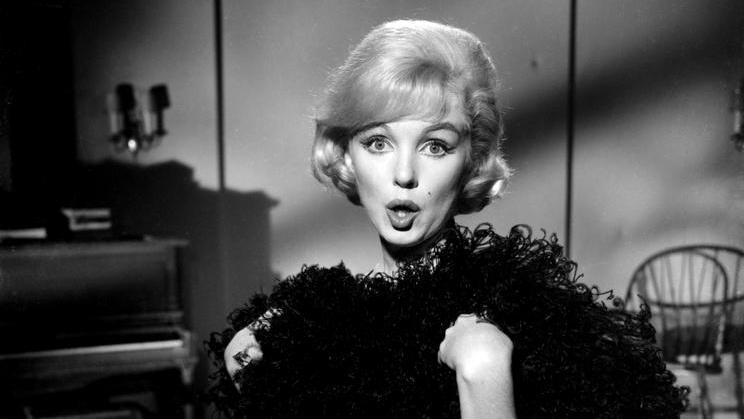 V muzikálu Pojď, budeme se milovat (1960) si Marilyn Monroe zahrála a zazpívala spolu s Yvesem Montandem.