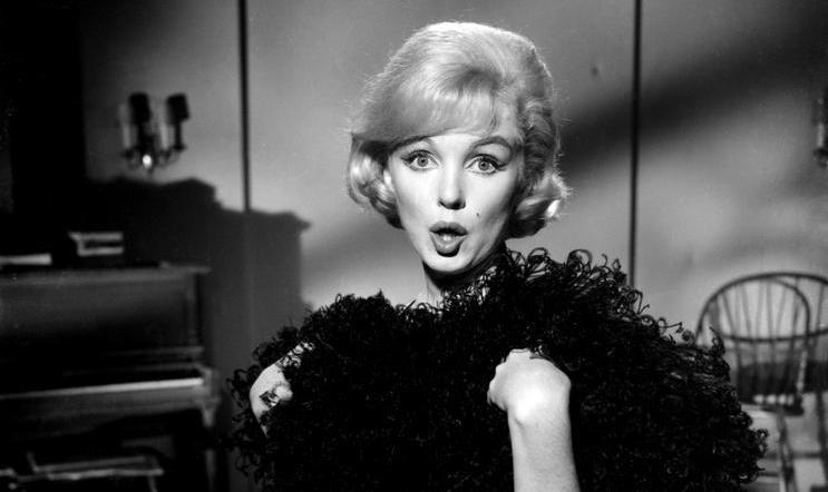 V muzikálu Pojď, budeme se milovat (1960) si Marilyn Monroe zahrála a zazpívala spolu s Yvesem Montandem.