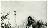 Historická fotografie pěstování chřestu v Trboušanech u Ivančic. Výhonky chřestu se přikrývaly hliněnými zvony, aby zůstaly bílé a sladké.