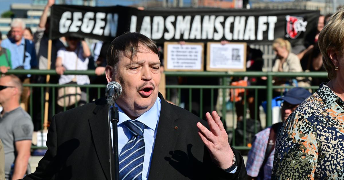 Za pískotu odpůrců tepal Posselt zločiny nacismu. Před vášněmi varoval Wintonův syn