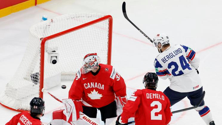 Cam Talbot inkasuje v zápase Kanada - Norsko na MS 2026.