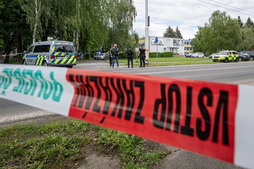 Tragédie v Pardubicích. Studentka po útoku nožem zemřela, škola ruší maturity