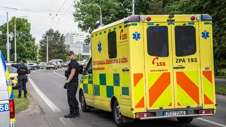 Vůz záchranné služby přijíždí před střední školu v Poděbradské ulici, kterou policie po napadení evakuovala; 21. května 2026, Pardubice.