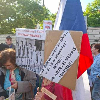 Nad hlavami vlály české vlajky, objevily se transparenty proti landsmanšaftu i na podporu Benešových dekretů. A hlavně hlasité pokřiky. „Styďte se!“, „Zrádci!“ nebo „Nemáte tu co dělat!“ létalo směrem k účastníkům piety prakticky celou dobu.