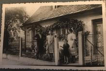 Franz Jesenský, Doris, Christel a Hidegard u domu číslo 295.