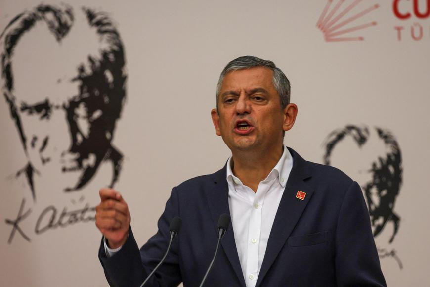 Turecký soud zbavil funkce předsedu opoziční strany CHP, ta se odvolala