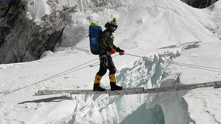 Kenton Cool při zdolávání vrcholu Mount Everestu