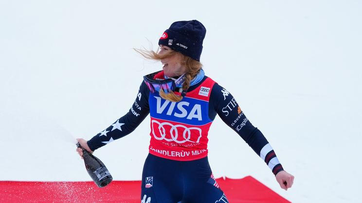Mikaela Shiffrinová slaví triumf ve slalomu Světového poháru v alpském lyžování ve Špindlerově Mlýně.