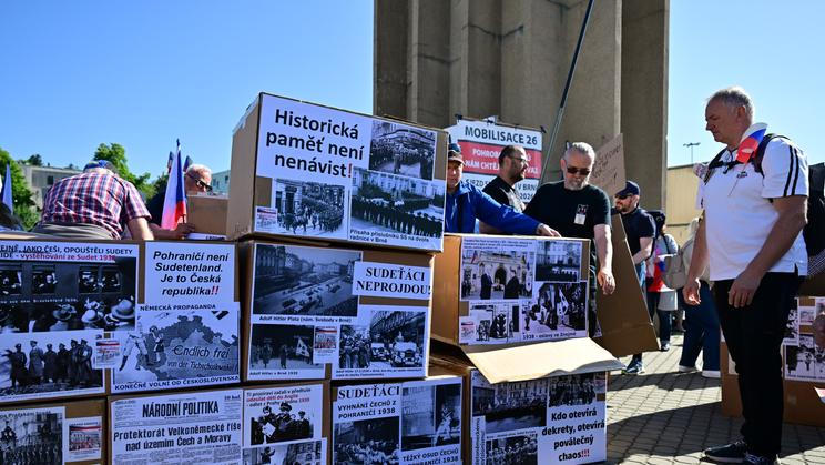 happening Němá barikáda, protest proti sjezdu sudetských Němců