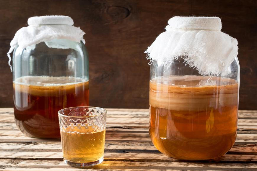 Fenomén kombucha: Elixír zdraví, nebo jen předražená limonáda? Věda má jasno