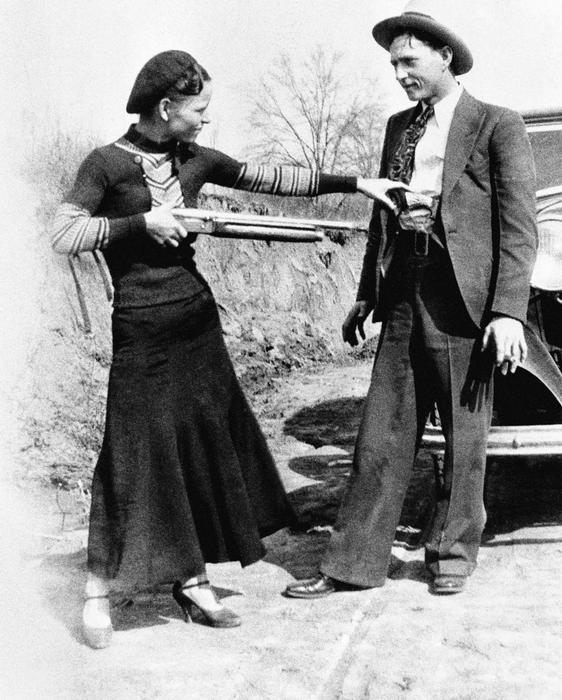 Americký pár Clyde Barrow a Bonnie Parkerová byl ve 30. letech minulého století postrachem bank i obchodů na jihu Spojených států. Přesto se z dvojice staly mediální hvězdy, v nichž část veřejnosti viděla „novodobé Robiny Hoody“ bojující proti systému v době hospodářské krize. Mnozí Američané tehdy nenáviděli banky i státní instituce, které podle nich selhaly, a útěky mladého páru před policií tak v očích některých získávaly téměř romantický nádech.