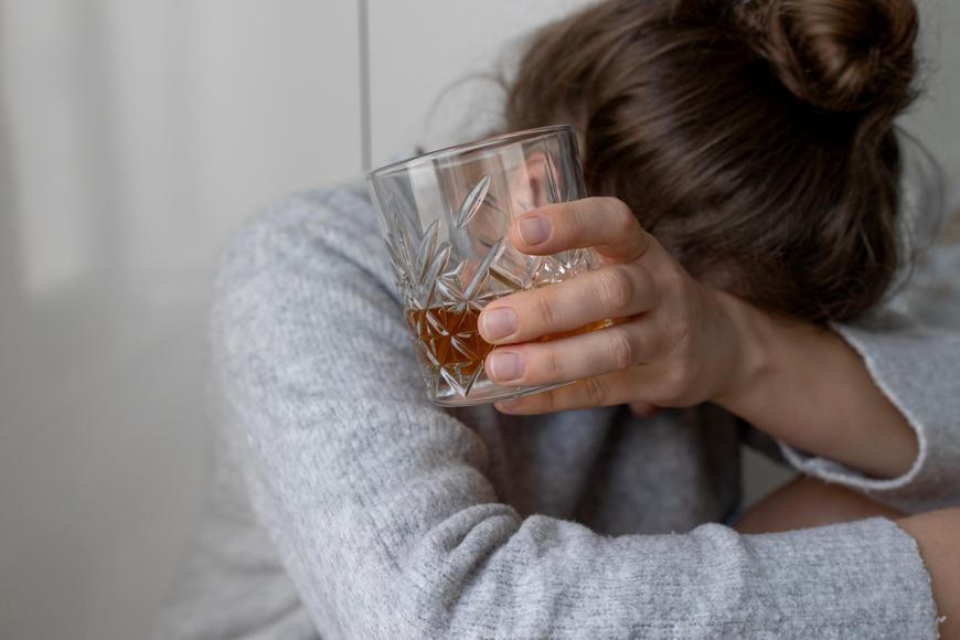 Celé roky řešili, jak pít méně alkoholu. Nakonec zabralo něco překvapivě jednoduchého