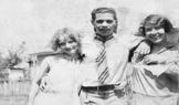 Bonnie Parkerová se narodila 1. října 1910 v texaském městě Rowena. Byla úplným opakem obrazu budoucí gangsterky - dobře se učila, milovala poezii, zpěv a divadlo. Maloměstský život ji ale dusil. V šestnácti odešla ze školy, pracovala jako servírka a provdala se za Roye Thorntona. Manželství se rychle rozpadlo, rozvod však nikdy neproběhl. Bonnie nosila snubní prsten až do své smrti.