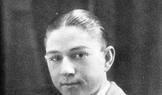 Clyde Barrow se narodil 24. března 1909 v Texasu poblíž města Telico. Vyrůstal v chudých poměrech, rodina později žila v zadní části otcovy čerpací stanice v Dallasu. Už jako teenager měl problémy se zákonem - nejprve kvůli krádeži auta, později kvůli nákladnímu vozu plnému ukradených krocanů. Malý, tmavovlasý mladík s tetováním na pažích a neúspěšným pokusem vstoupit do námořnictva se postupně měnil z drobného zlodějíčka v člověka, který měl stále méně zábran.