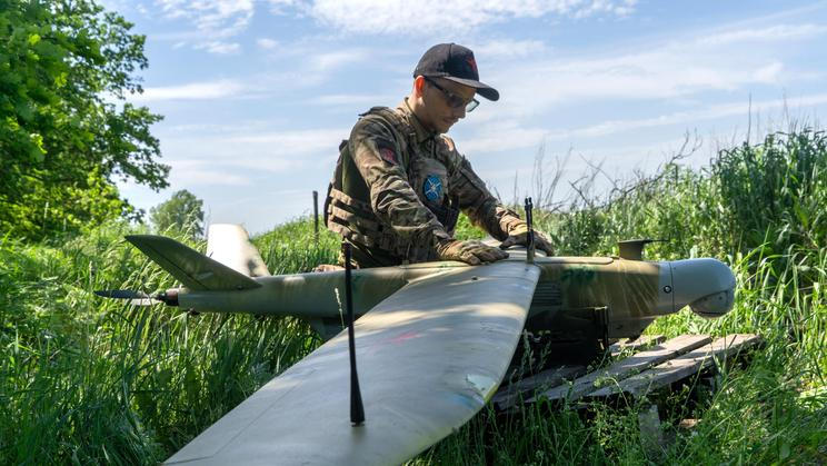 Ukrajinský voják odpaluje dron směrem k ruským pozicím na frontové linii v Charkovské oblasti.