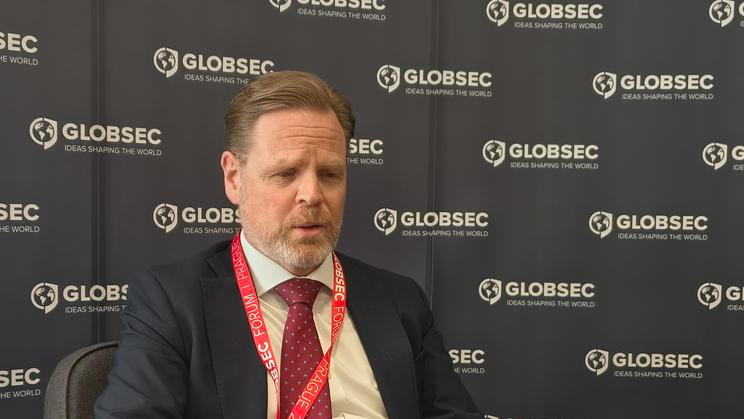 Tajemník finského ministerstva obrany Janne Kuusela hovoří s novináři na konferenci GLOBSEC. Praha, 21. května 2026.