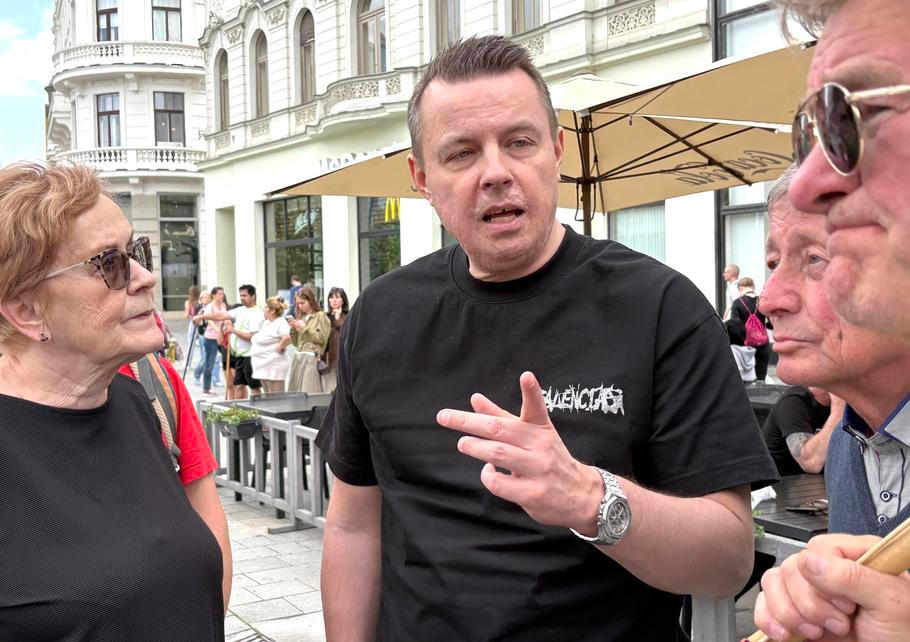 Mezi odpůrce sjezdu dorazil v pátek i poslanec za SPD Jindřich Rajchl.