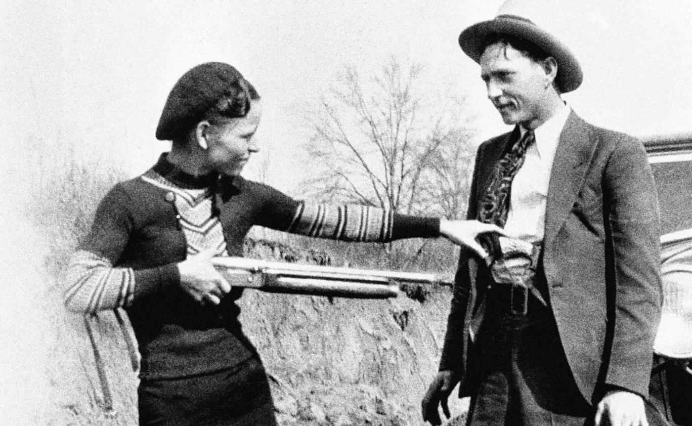 Přesně před 92 lety, 23. května 1934, ukončila americká policie krvavou honičku za dvojicí, která se během velké hospodářské krize stala symbolem vzdoru i romantiky. 