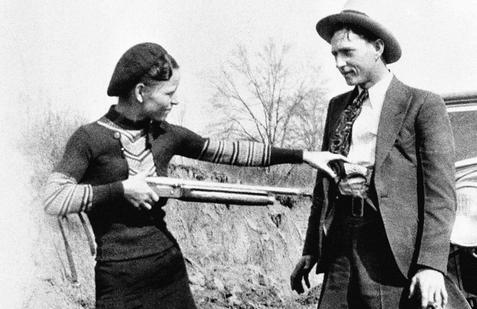 Americký pár Clyde Barrow a Bonnie Parkerová byl ve 30. letech minulého století postrachem bank i obchodů na jihu Spojených států. Přesto se z dvojice staly mediální hvězdy, v nichž část veřejnosti viděla „novodobé Robiny Hoody“ bojující proti systému v době hospodářské krize. Mnozí Američané tehdy nenáviděli banky i státní instituce, které podle nich selhaly, a útěky mladého páru před policií tak v očích některých získávaly téměř romantický nádech.