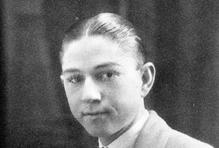 Clyde Barrow se narodil 24. března 1909 v Texasu poblíž města Telico. Vyrůstal v chudých poměrech, rodina později žila v zadní části otcovy čerpací stanice v Dallasu. Už jako teenager měl problémy se zákonem - nejprve kvůli krádeži auta, později kvůli nákladnímu vozu plnému ukradených krocanů. Malý, tmavovlasý mladík s tetováním na pažích a neúspěšným pokusem vstoupit do námořnictva se postupně měnil z drobného zlodějíčka v člověka, který měl stále méně zábran.