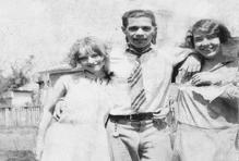 Bonnie Parkerová se narodila 1. října 1910 v texaském městě Rowena. Byla úplným opakem obrazu budoucí gangsterky - dobře se učila, milovala poezii, zpěv a divadlo. Maloměstský život ji ale dusil. V šestnácti odešla ze školy, pracovala jako servírka a provdala se za Roye Thorntona. Manželství se rychle rozpadlo, rozvod však nikdy neproběhl. Bonnie nosila snubní prsten až do své smrti.