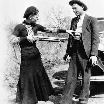 Americký pár Clyde Barrow a Bonnie Parkerová byl ve 30. letech minulého století postrachem bank i obchodů na jihu Spojených států. Přesto se z dvojice staly mediální hvězdy, v nichž část veřejnosti viděla „novodobé Robiny Hoody“ bojující proti systému v době hospodářské krize. Mnozí Američané tehdy nenáviděli banky i státní instituce, které podle nich selhaly, a útěky mladého páru před policií tak v očích některých získávaly téměř romantický nádech.