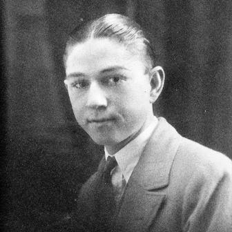 Clyde Barrow se narodil 24. března 1909 v Texasu poblíž města Telico. Vyrůstal v chudých poměrech, rodina později žila v zadní části otcovy čerpací stanice v Dallasu. Už jako teenager měl problémy se zákonem - nejprve kvůli krádeži auta, později kvůli nákladnímu vozu plnému ukradených krocanů. Malý, tmavovlasý mladík s tetováním na pažích a neúspěšným pokusem vstoupit do námořnictva se postupně měnil z drobného zlodějíčka v člověka, který měl stále méně zábran.