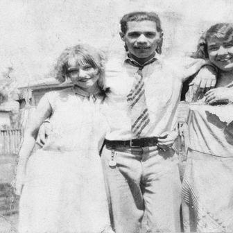 Bonnie Parkerová se narodila 1. října 1910 v texaském městě Rowena. Byla úplným opakem obrazu budoucí gangsterky - dobře se učila, milovala poezii, zpěv a divadlo. Maloměstský život ji ale dusil. V šestnácti odešla ze školy, pracovala jako servírka a provdala se za Roye Thorntona. Manželství se rychle rozpadlo, rozvod však nikdy neproběhl. Bonnie nosila snubní prsten až do své smrti.