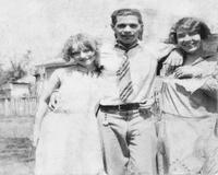 Bonnie Parkerová se narodila 1. října 1910 v texaském městě Rowena. Byla úplným opakem obrazu budoucí gangsterky - dobře se učila, milovala poezii, zpěv a divadlo. Maloměstský život ji ale dusil. V šestnácti odešla ze školy, pracovala jako servírka a provdala se za Roye Thorntona. Manželství se rychle rozpadlo, rozvod však nikdy neproběhl. Bonnie nosila snubní prsten až do své smrti.