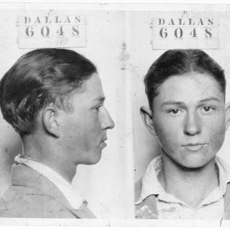 S Clydem se seznámila v lednu 1930. Podle nejznámější verze se potkali u společných známých v Dallasu. Byla to prý okamžitá přitažlivost. Jenže krátce nato skončil Clyde ve věznici Eastham Prison Farm - jednom z nejbrutálnějších texaských žalářů své doby, přezdívaném „Bloody Ham“ či „Murder House“. Vězni zde čelili bití, otrocké práci i náhodným popravám dozorců.