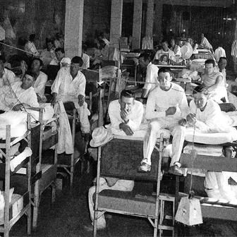 Právě Eastham podle mnoha historiků zlomil Clydeovu psychiku. Ve vězení ho opakovaně sexuálně zneužíval spoluvězeň Ed Crowder. Clyde ho nakonec udeřil železnou trubkou do hlavy a zabil - šlo o jeho první vraždu. Z drobného kriminálníka se stal chladný a nebezpečný muž posedlý nenávistí vůči systému, který ho podle něj zničil.