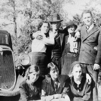 Přesto si i během honu na nejhledanější zločince Ameriky občas našli čas na návštěvy rodiny v Dallasu.