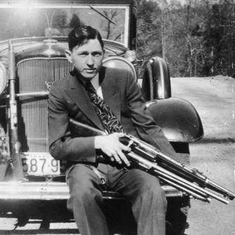 Rozhodující chyba přišla v lednu 1934, kdy Clyde pomohl několika vězňům uprchnout z Easthamu. Policie díky kontaktům na rodiny uprchlíků konečně dokázala odhadnout pohyb gangu.
