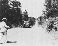 Když se Bonnie a Clyde přiblížili ve svém kradeném Fordu V8, policisté okamžitě zahájili palbu. Následoval masakr.