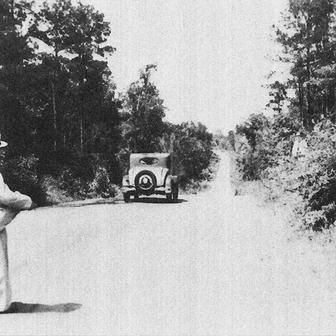 Když se Bonnie a Clyde přiblížili ve svém kradeném Fordu V8, policisté okamžitě zahájili palbu. Následoval masakr.