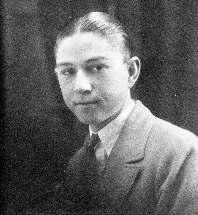 Clyde Barrow se narodil 24. března 1909 v Texasu poblíž města Telico. Vyrůstal v chudých poměrech, rodina později žila v zadní části otcovy čerpací stanice v Dallasu. Už jako teenager měl problémy se zákonem - nejprve kvůli krádeži auta, později kvůli nákladnímu vozu plnému ukradených krocanů. Malý, tmavovlasý mladík s tetováním na pažích a neúspěšným pokusem vstoupit do námořnictva se postupně měnil z drobného zlodějíčka v člověka, který měl stále méně zábran.