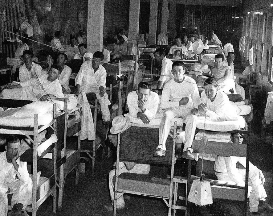 Právě Eastham podle mnoha historiků zlomil Clydeovu psychiku. Ve vězení ho opakovaně sexuálně zneužíval spoluvězeň Ed Crowder. Clyde ho nakonec udeřil železnou trubkou do hlavy a zabil - šlo o jeho první vraždu. Z drobného kriminálníka se stal chladný a nebezpečný muž posedlý nenávistí vůči systému, který ho podle něj zničil.
