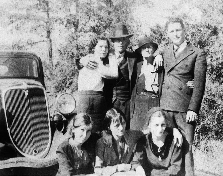 Přesto si i během honu na nejhledanější zločince Ameriky občas našli čas na návštěvy rodiny v Dallasu.