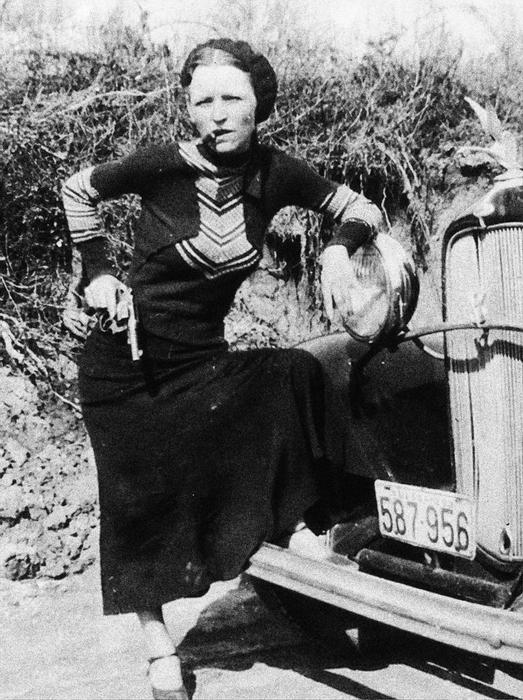 Bonnieina matka odmítla, aby dcera ležela ve stejném hrobě jako Clyde. Přesto jejich jména zůstala navždy spojena.