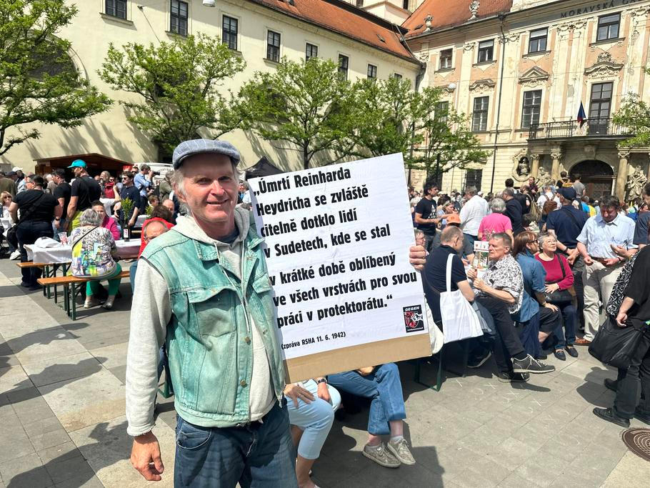 Jeden z demonstrantů, který stál přímo u stolů, kde si povídali sudetští Němci mezi sebou i s českými „sousedy“.