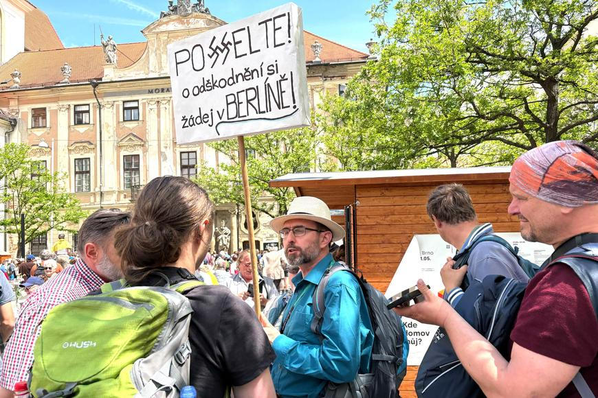 Brno mezi dechovkou a hákovými kříži. Druhý den sudetského sjezdu ukázal dva světy