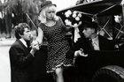 Jiří Hrzán, Iva Janžurová a Vladimír Pucholt v komedii Jiřího Krejčíka Svatba jako řemen (1967).